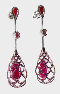 Серьги из золота 585 пробы, общим весом 26,04 грамма, с бриллиантами и рубинами